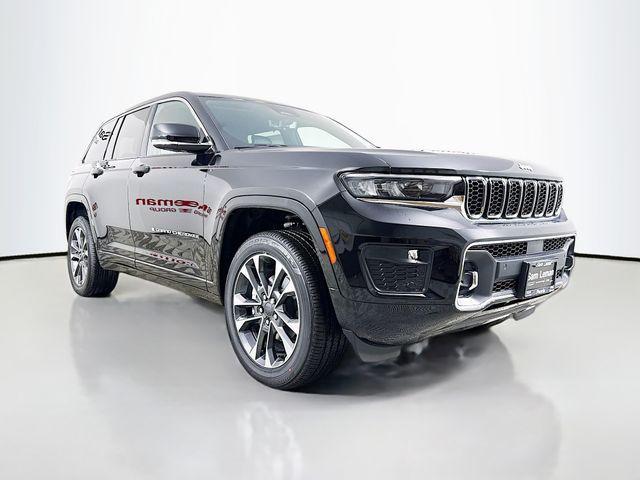 Photo of 2025 Diamond Black Crystal Pearlcoat Jeep Grand Cherokee