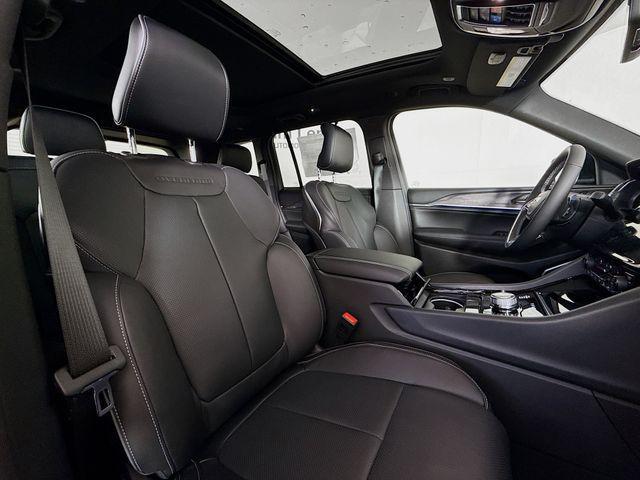 Photo of 2025 Diamond Black Crystal Pearlcoat Jeep Grand Cherokee
