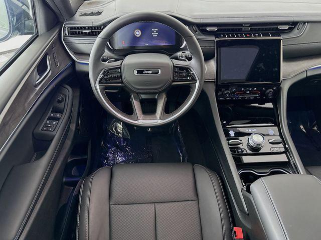 Photo of 2025 Diamond Black Crystal Pearlcoat Jeep Grand Cherokee