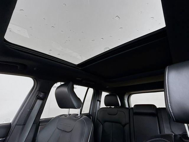 Photo of 2025 Diamond Black Crystal Pearlcoat Jeep Grand Cherokee