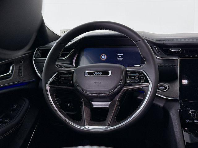 Photo of 2025 Diamond Black Crystal Pearlcoat Jeep Grand Cherokee