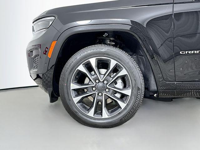 Photo of 2025 Diamond Black Crystal Pearlcoat Jeep Grand Cherokee