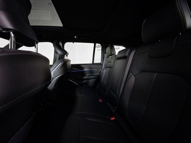 Photo of 2025 Diamond Black Crystal Pearlcoat Jeep Grand Cherokee