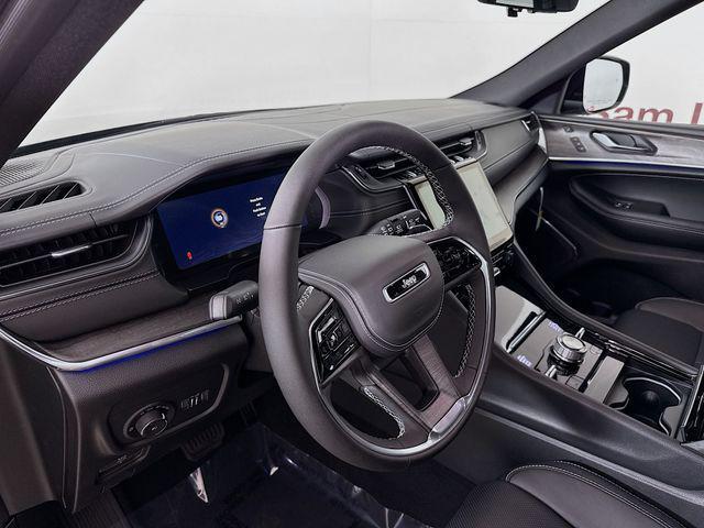 Photo of 2025 Diamond Black Crystal Pearlcoat Jeep Grand Cherokee
