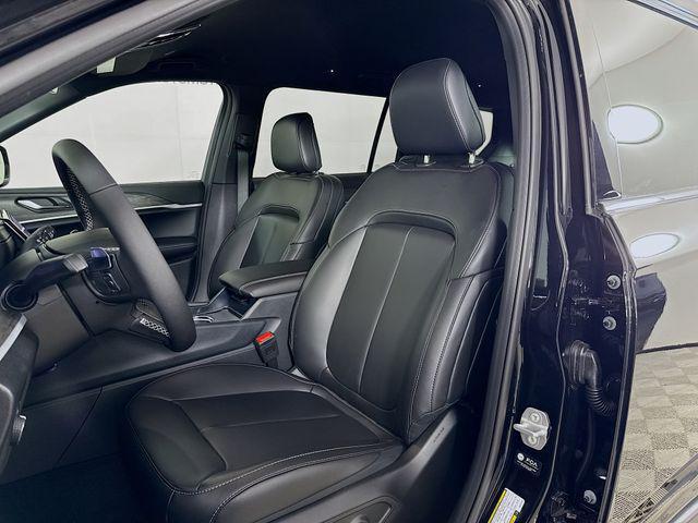 Photo of 2025 Diamond Black Crystal Pearlcoat Jeep Grand Cherokee L