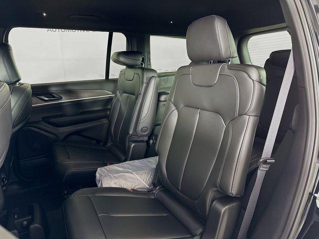 Photo of 2025 Diamond Black Crystal Pearlcoat Jeep Grand Cherokee L