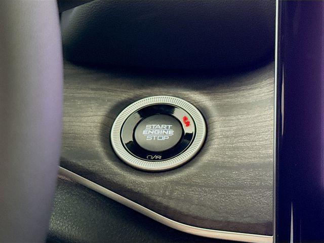 Photo of 2025 Diamond Black Crystal Pearlcoat Jeep Grand Cherokee L