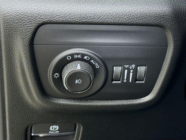 Photo of 2025 Diamond Black Crystal Pearlcoat Jeep Grand Cherokee L