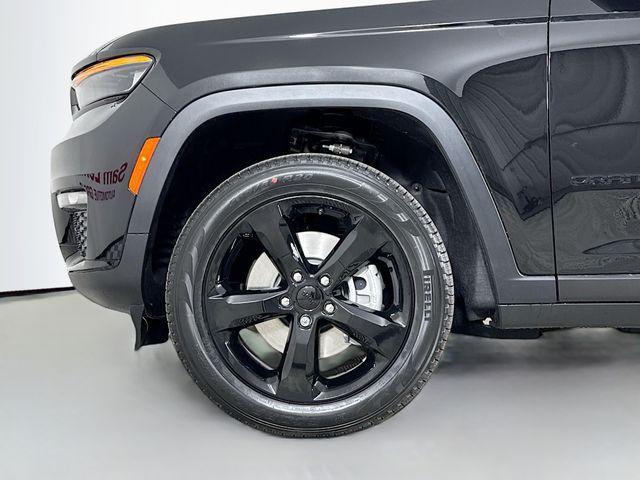 Photo of 2025 Diamond Black Crystal Pearlcoat Jeep Grand Cherokee L