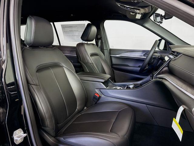 Photo of 2025 Diamond Black Crystal Pearlcoat Jeep Grand Cherokee L