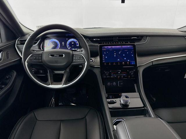 Photo of 2025 Diamond Black Crystal Pearlcoat Jeep Grand Cherokee L