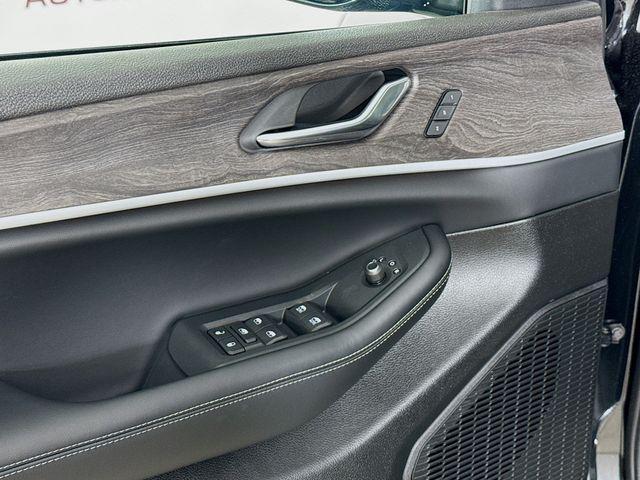 Photo of 2025 Diamond Black Crystal Pearlcoat Jeep Grand Cherokee L