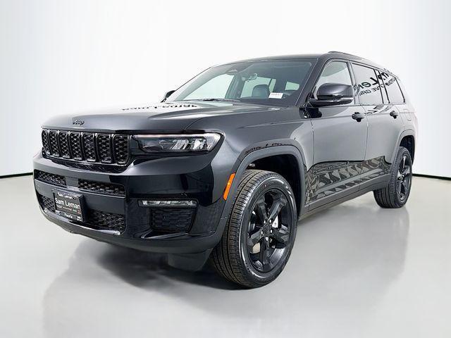 Photo of 2025 Diamond Black Crystal Pearlcoat Jeep Grand Cherokee L