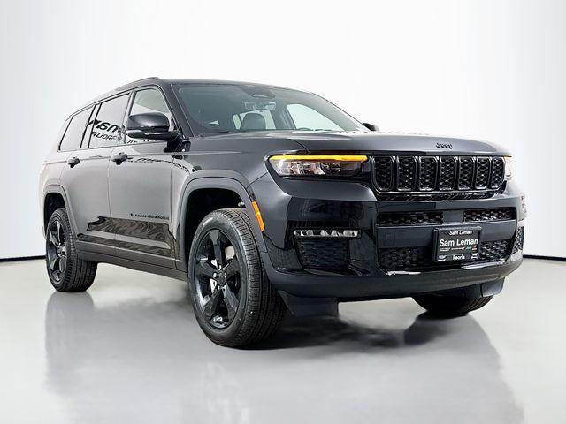 Photo of 2025 Diamond Black Crystal Pearlcoat Jeep Grand Cherokee L