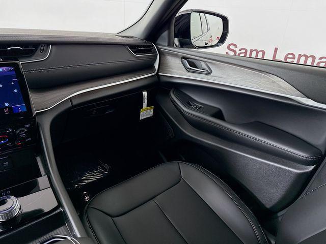Photo of 2025 Diamond Black Crystal Pearlcoat Jeep Grand Cherokee L