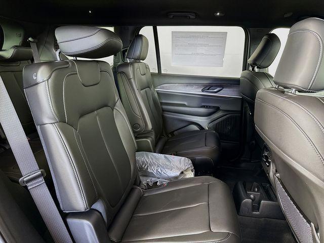 Photo of 2025 Diamond Black Crystal Pearlcoat Jeep Grand Cherokee L