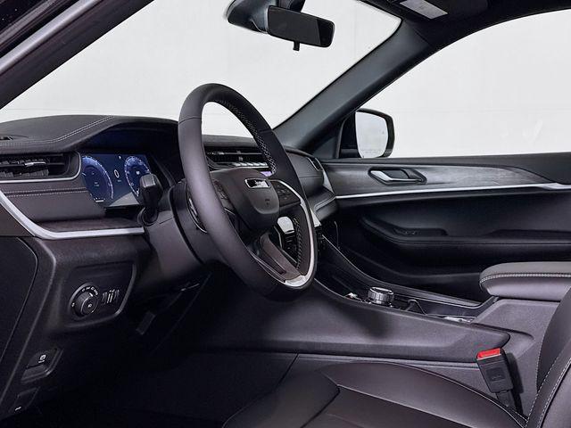 Photo of 2025 Diamond Black Crystal Pearlcoat Jeep Grand Cherokee L