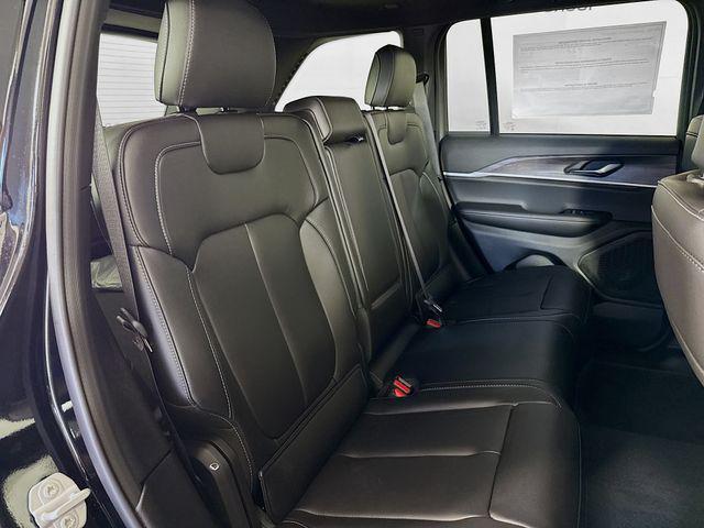 Photo of 2025 Diamond Black Crystal Pearlcoat Jeep Grand Cherokee