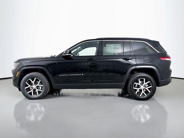 Photo of 2025 Diamond Black Crystal Pearlcoat Jeep Grand Cherokee
