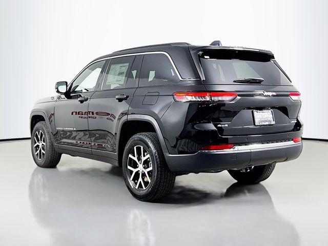 Photo of 2025 Diamond Black Crystal Pearlcoat Jeep Grand Cherokee