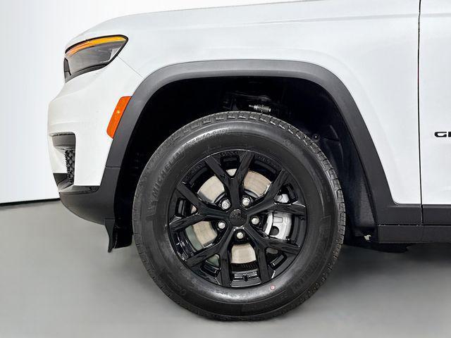Photo of 2025 Bright White Clearcoat Jeep Grand Cherokee L