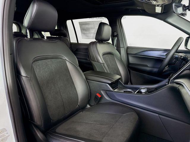 Photo of 2025 Bright White Clearcoat Jeep Grand Cherokee L