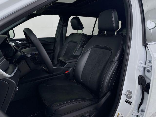 Photo of 2025 Bright White Clearcoat Jeep Grand Cherokee L