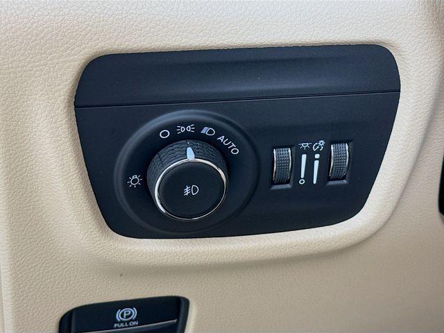 Photo of 2025 Bright White Clearcoat Jeep Grand Cherokee