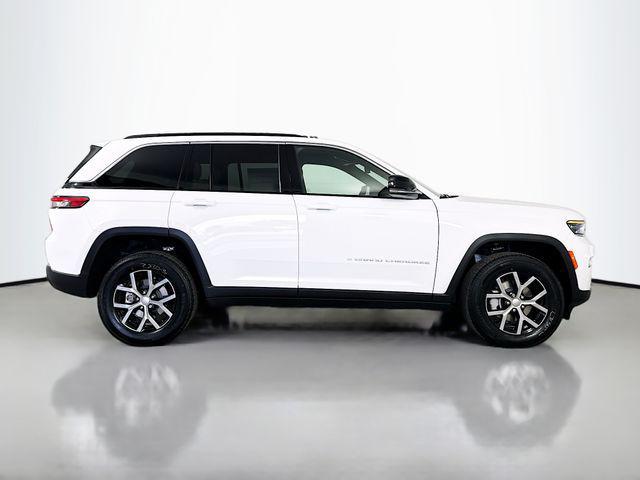 Photo of 2025 Bright White Clearcoat Jeep Grand Cherokee