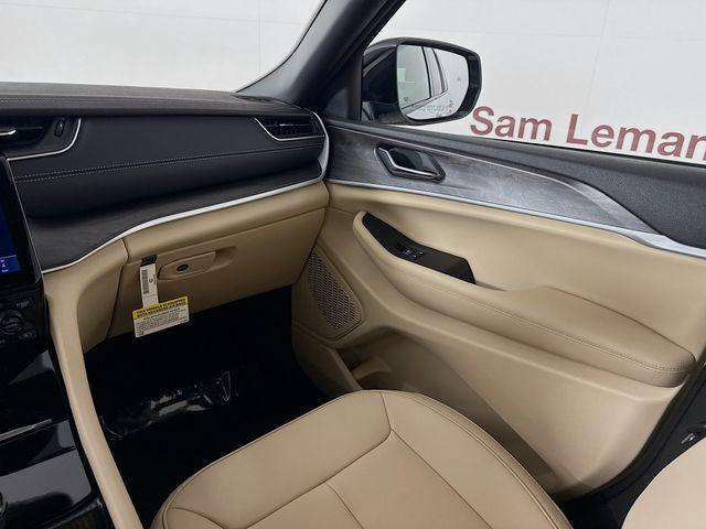 Photo of 2025 Bright White Clearcoat Jeep Grand Cherokee