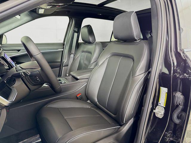 Photo of 2025 Diamond Black Crystal Pearlcoat Jeep Wagoneer S