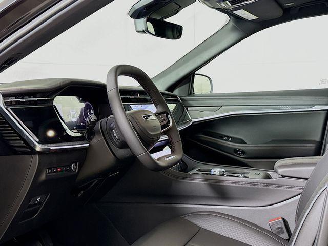 Photo of 2025 Diamond Black Crystal Pearlcoat Jeep Wagoneer S