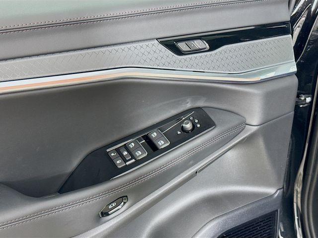 Photo of 2025 Diamond Black Crystal Pearlcoat Jeep Wagoneer S