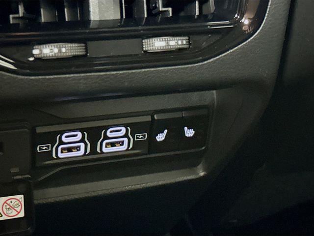 Photo of 2025 Bright White Clearcoat Jeep Grand Cherokee