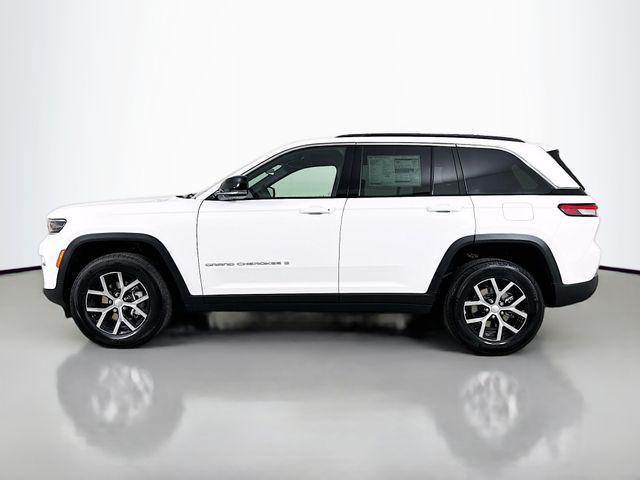 Photo of 2025 Bright White Clearcoat Jeep Grand Cherokee