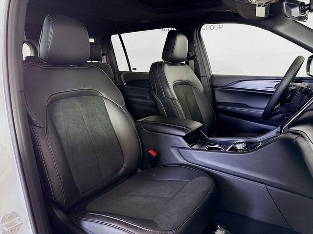 Photo of 2025 Bright White Clearcoat Jeep Grand Cherokee L
