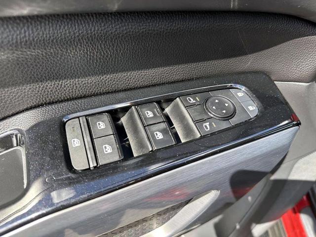 Photo of 2022 Red 2 Tone Nissan Pathfinder
