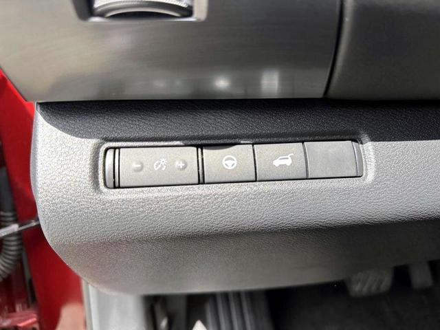 Photo of 2022 Red 2 Tone Nissan Pathfinder