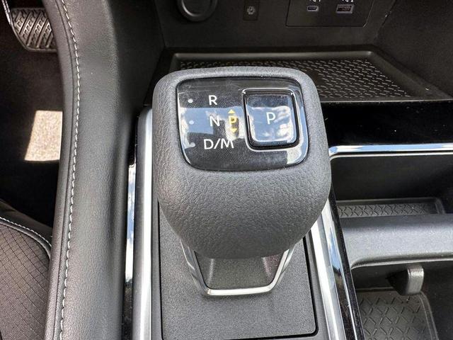Photo of 2022 Red 2 Tone Nissan Pathfinder