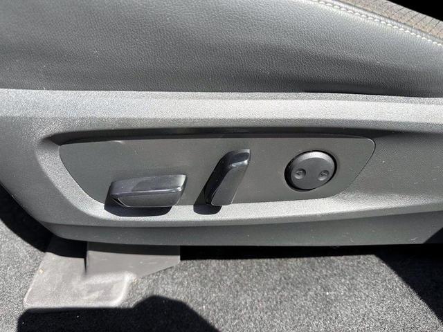 Photo of 2022 Red 2 Tone Nissan Pathfinder
