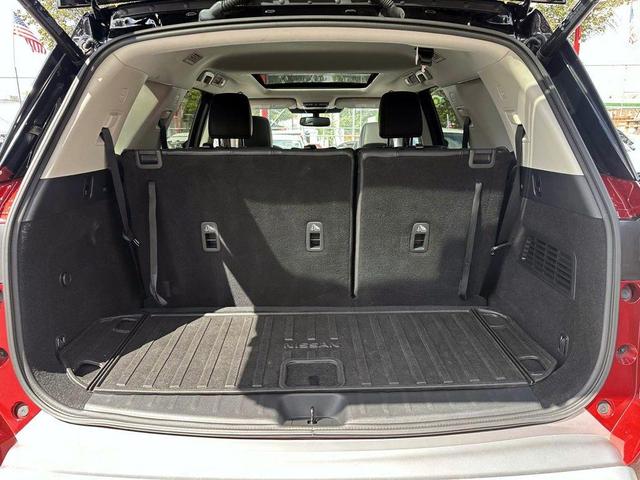 Photo of 2022 Red 2 Tone Nissan Pathfinder