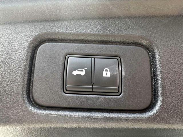 Photo of 2022 Red 2 Tone Nissan Pathfinder