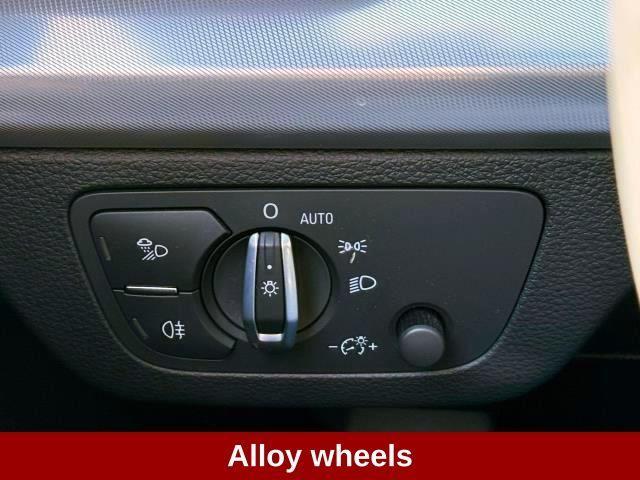 Photo of 2022 Florett Silver Metallic Audi Q5