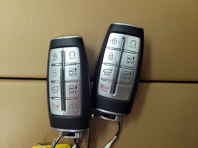 Photo of 2022 Gray Genesis GV80