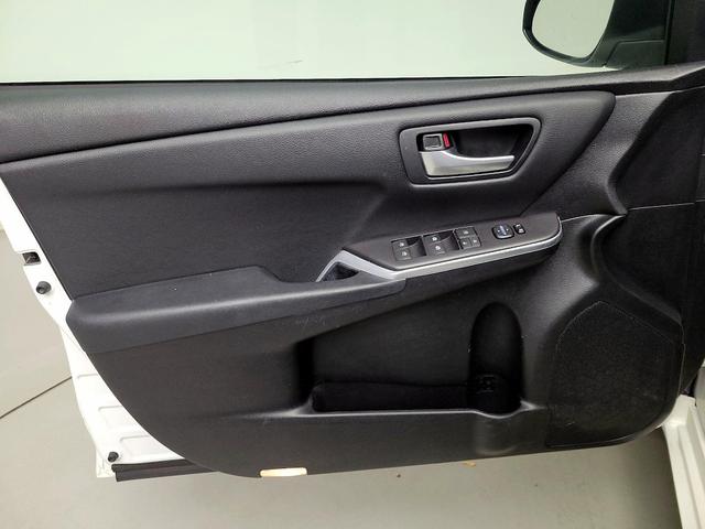 Photo of 2015 White Toyota Camry