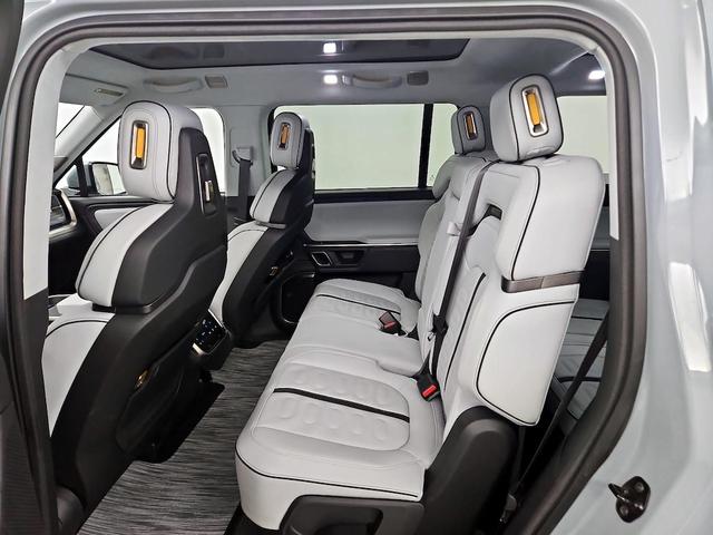Photo of 2023 Blue Rivian R1S