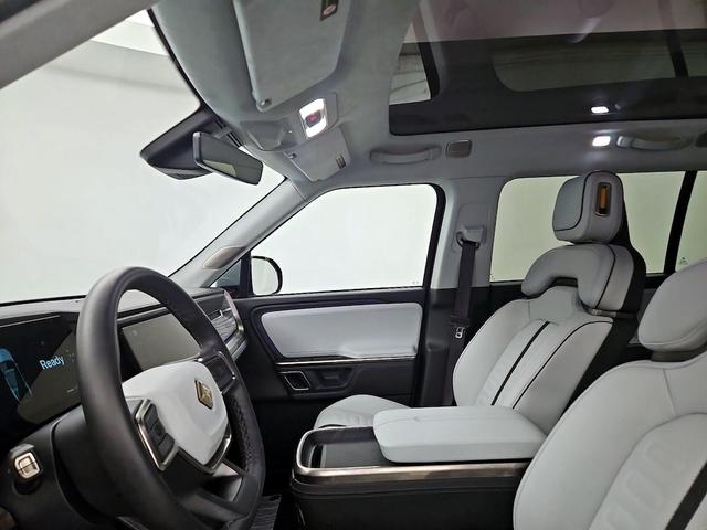 Photo of 2023 Blue Rivian R1S