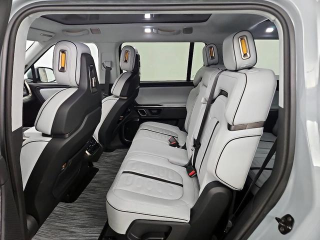 Photo of 2023 Blue Rivian R1S