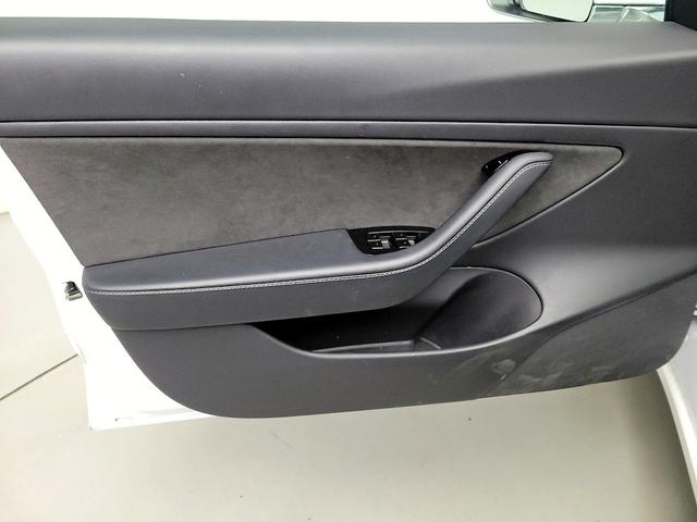 Photo of 2020 White Tesla Model 3