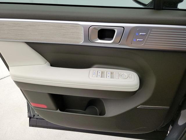 Photo of 2025 Gray Hyundai SANTA FE HEV